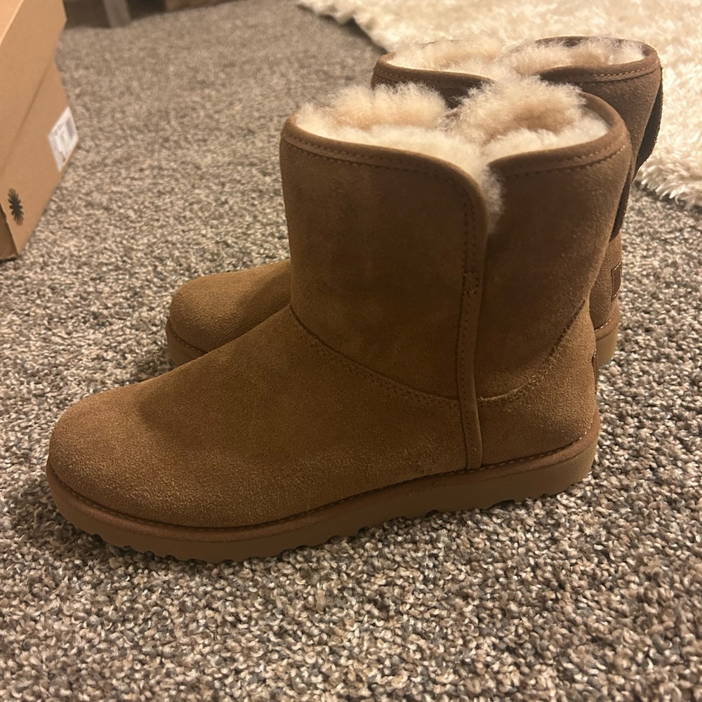 Cozy Brown Uggs Size 6.5